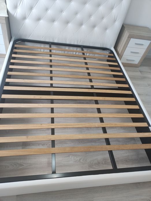 Cama de casal 160x200 com estrado, colchão e 2 mesas de cabeceira em excelente estado