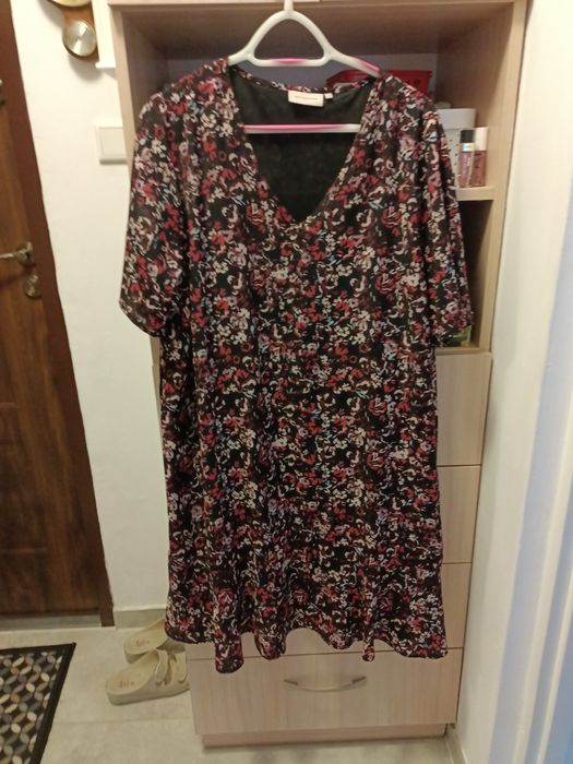 Sprzedam bardzo ładna sukienkę kolor bordo w kwiaty że