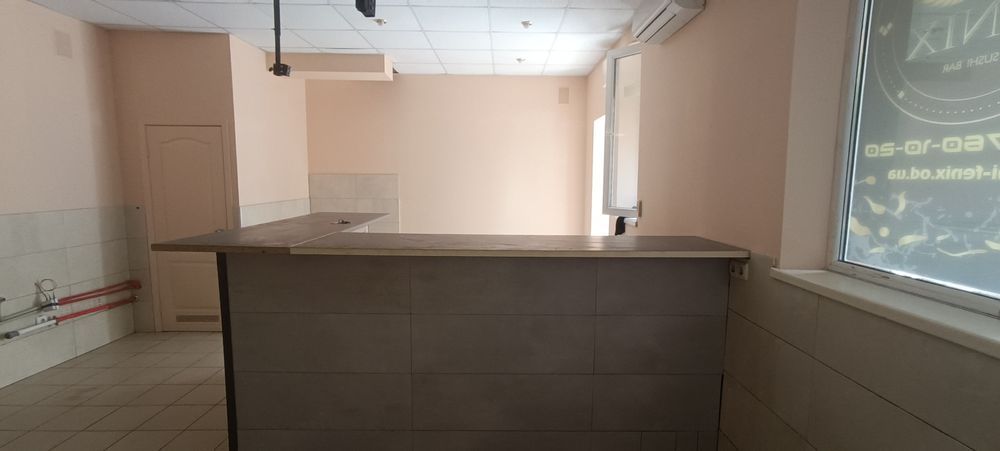 Продам комерційне приміщення  Радужний від власника