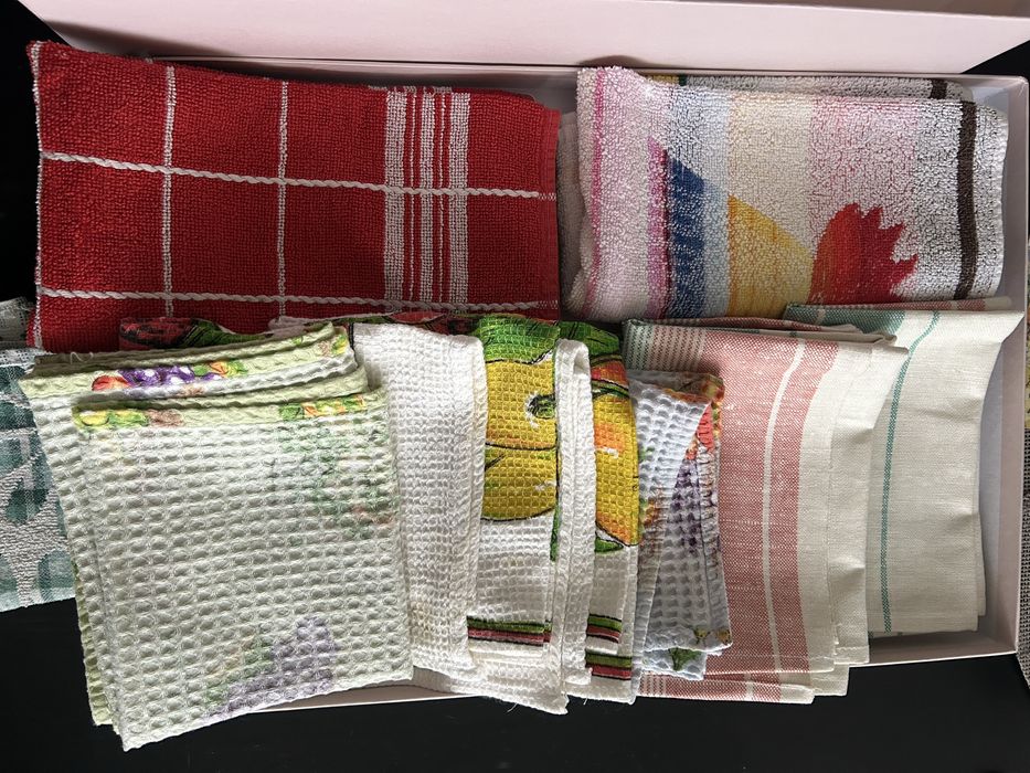 Набір нових кухонних рушників, свічки, наволочка