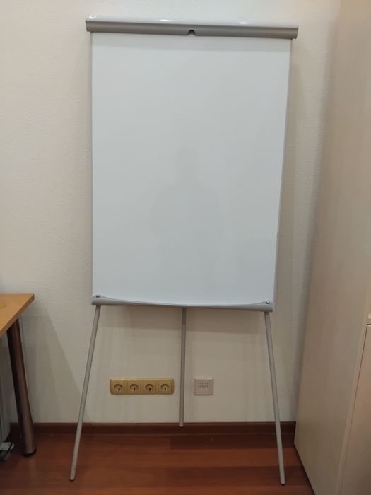 Фліпчарт в ідеальному стані на тривозі Висота дошки 1м. ширина 70 см.