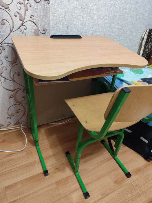 Шкільна парта зі стулом