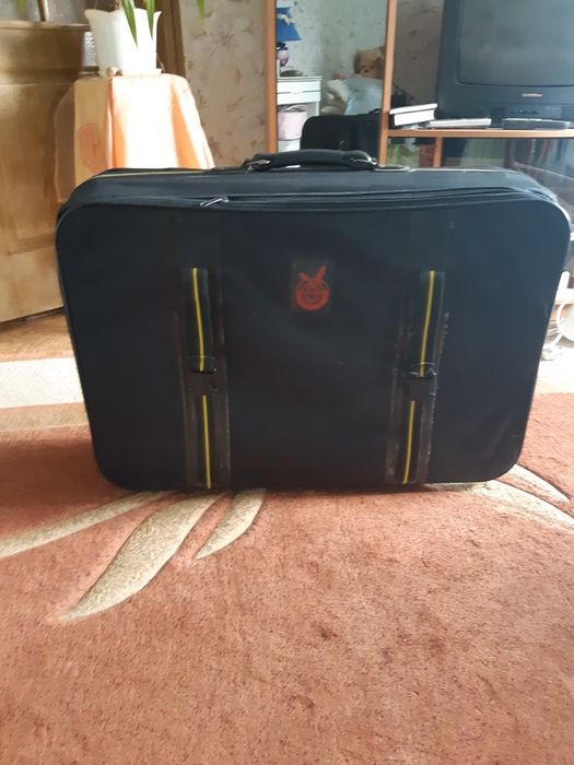 Чемодан большой очень,  сумка черный на 4 колесах  .  950 гр   USA