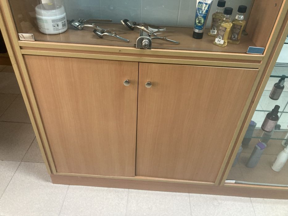 Movel com portas de vidro