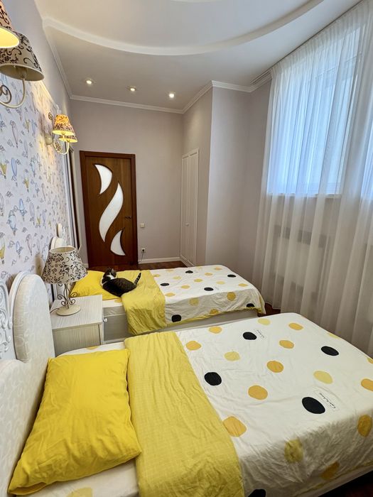 Продам 2-во поверхову квартиру в центрі міста