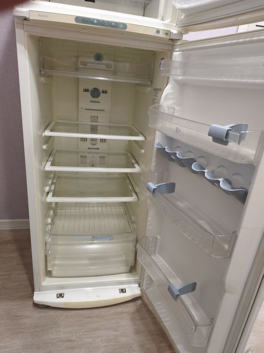 Продам Холодильник Whirlpool ARG 773