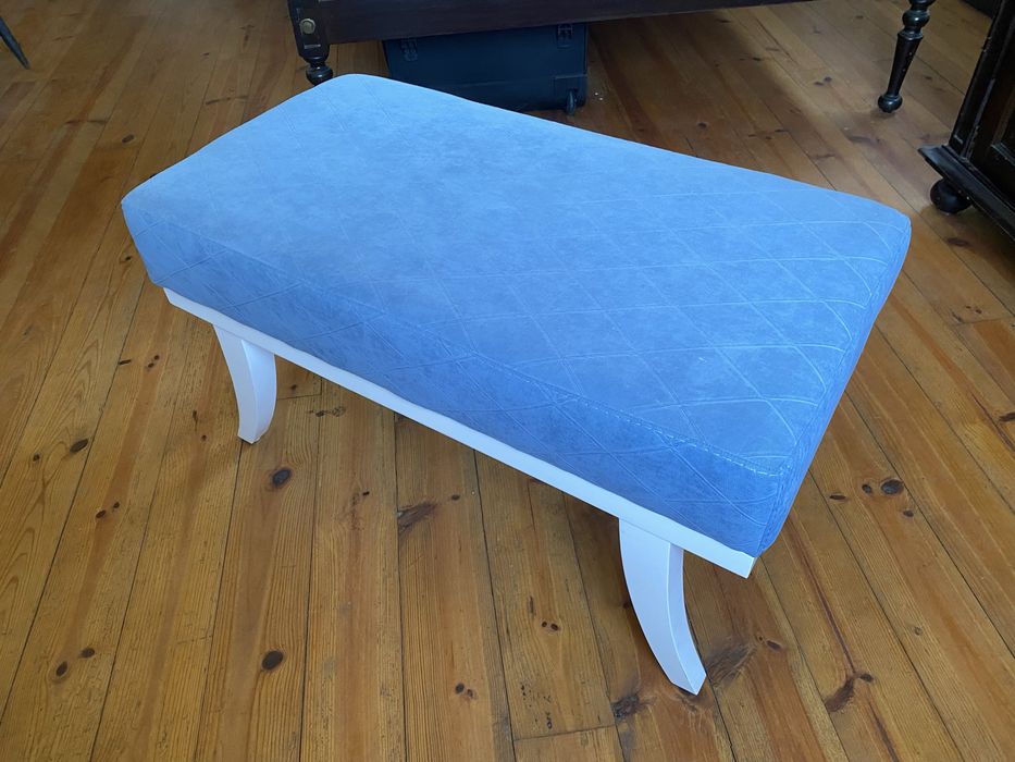 Banco estofado azul para pé da cama – 80 × 40 × 44 cm