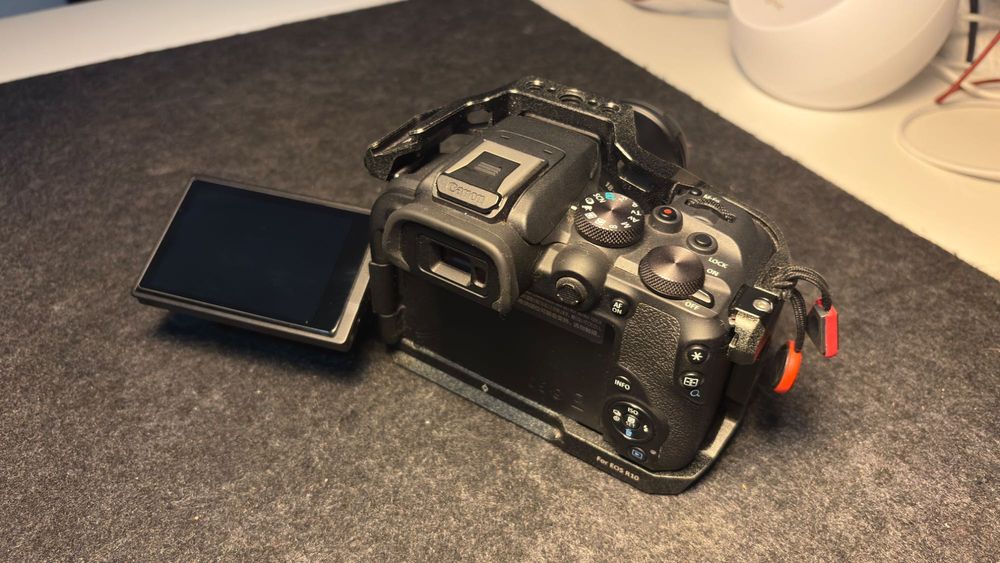Canon R10 + Kit lente, cage, baterias