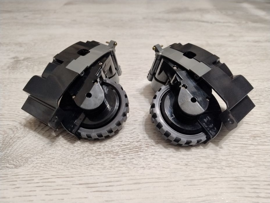 Zestaw Kół Lewe ,L' + Prawe ,R'  Irobot Roomba e5 e6 i3 i5 i7 i8 j5 j7
