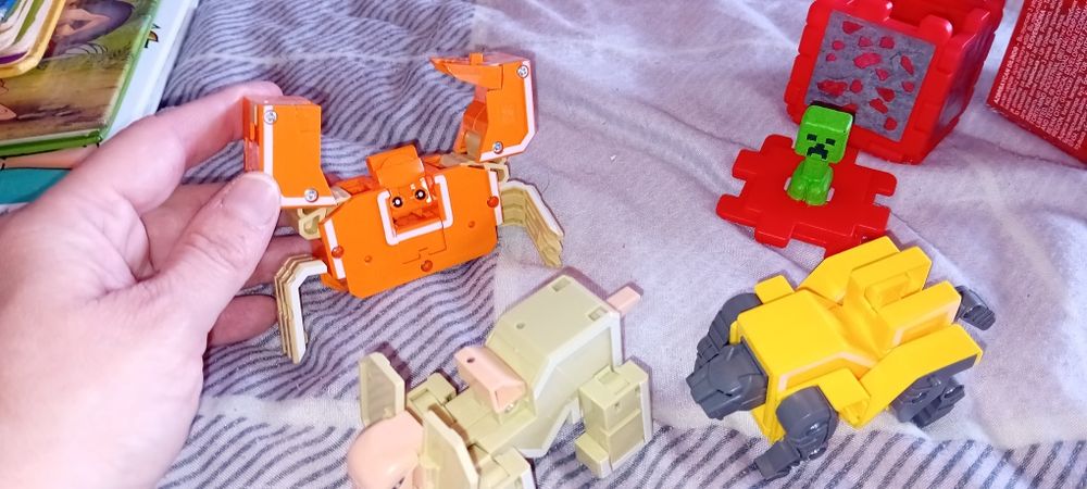 Livros infantis para crianças e alguns brinquedos