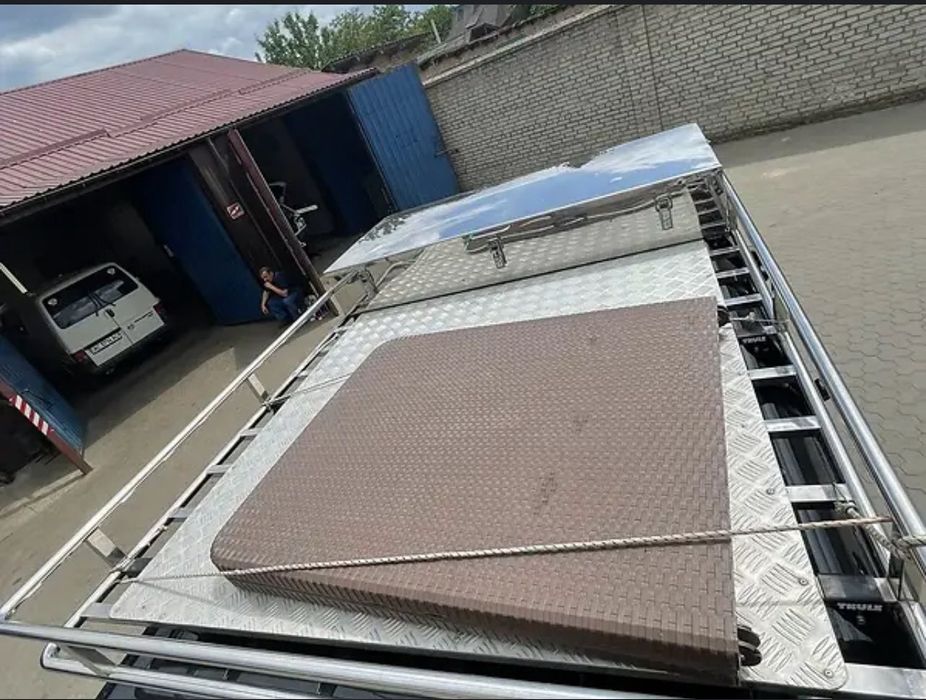 Багажник на дах автомобіля в комплекті.