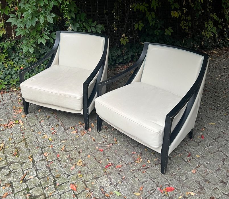 Para skórzanych foteli z ciemną drewnianą ramą — używane, eleganckie