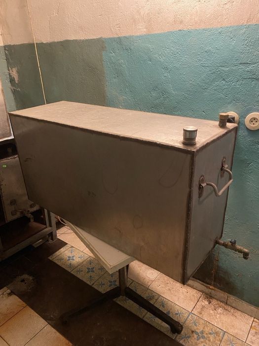 Бак,ёмкость из нержавейки с краном.