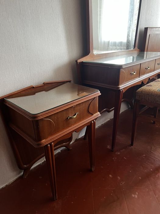 Продам спальный гарнитур красное дерево. Есть торг.