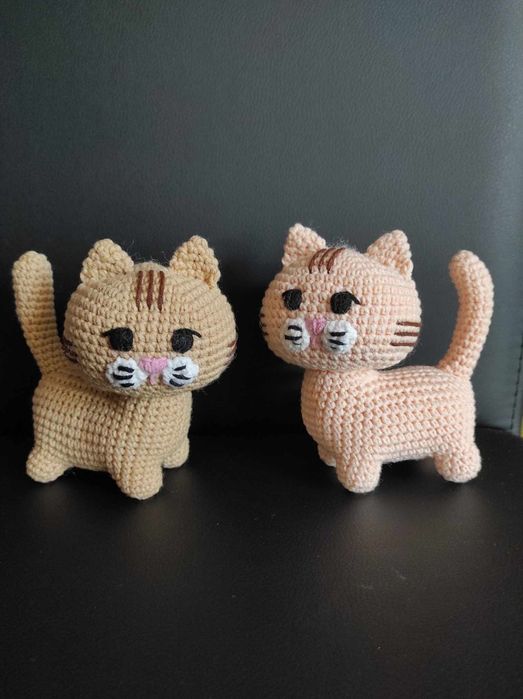 Kotek z obracaną główką robiony na szydełku