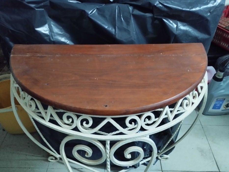 Mesa e chapeleira em ferro forjado