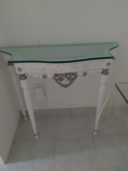 Mesa estilo credencia com tampo em vidro