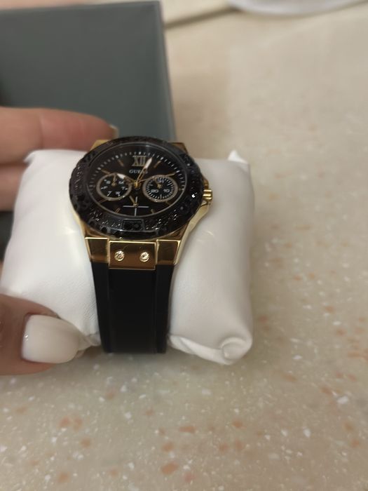Продам оригиналтные часы Guess