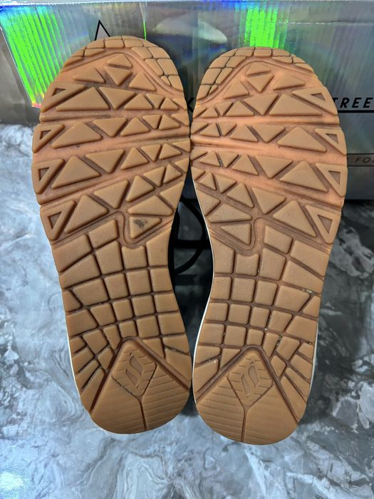 Продам жіночі кросівки р38