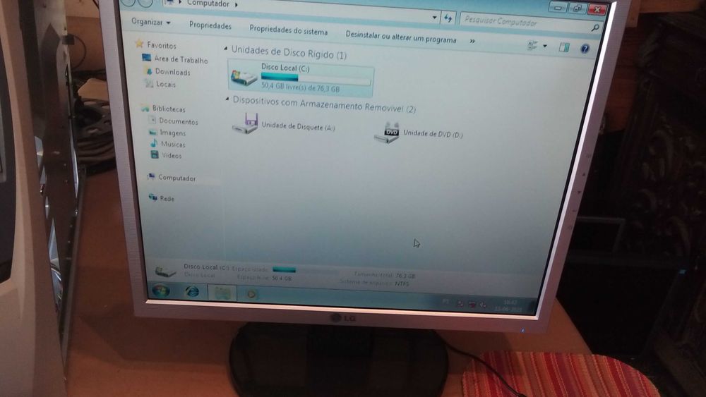 computador de secretaria impecável.