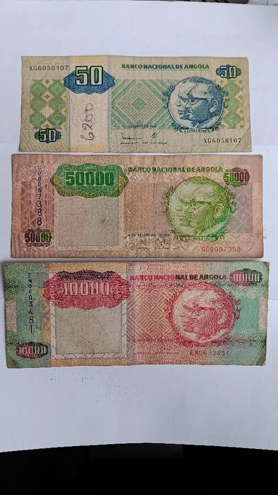 3 notas diferentes de Angola