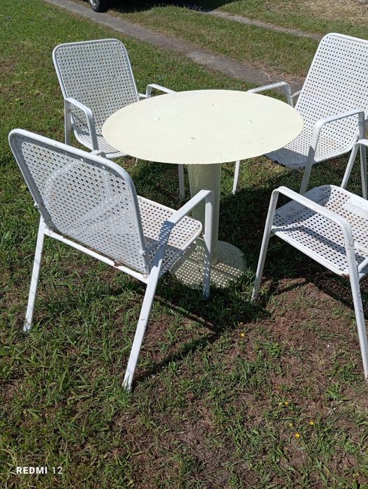 Mesa de ferro e cadeiras