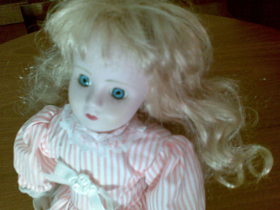 Boneca de Porcelana Antiga com Suporte