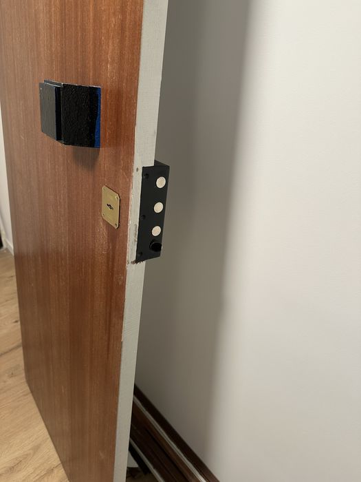 Porta de rua de apartamento 2,1m por 0,8m com 2 chaves