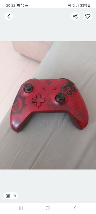 Xbox One com 2 comandos. Vermelho e branco e 6 jogos fifa 26