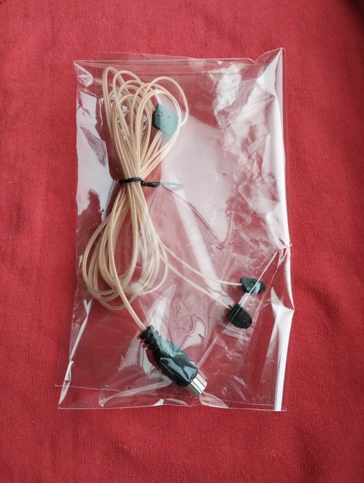 В упаковке Антенна FM ФМ с металлическим штекером для радио / Тюнера