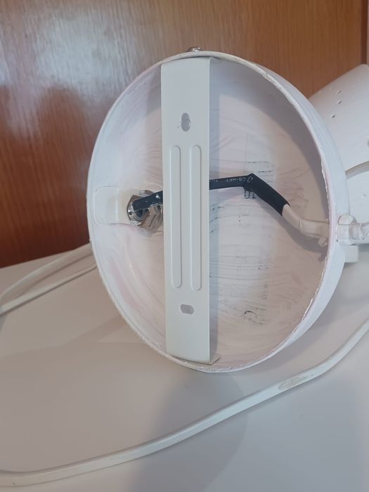 Candeeiro de parede com regulador de intensidade de luz.