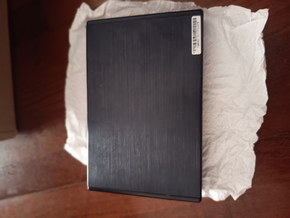 Eu vendo caixa externa para inserir um disco rígido de 3,5". Disco rígido grande chamado hdd.
