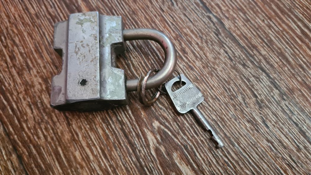 Замок навесной советский очень надёжный. Состояние отличное.