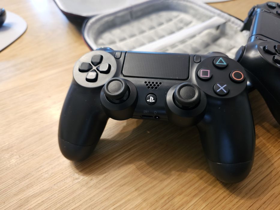 Два геймпади Sony DualShock 4 (PS4) в ідеальному стані + захисний кейс