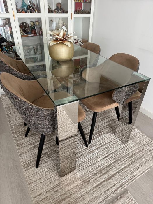 Mesa de jantar em vidro e pés metálicos
