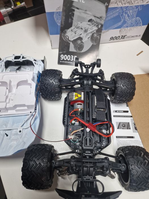 carro de controle remoto da marca DEERC, modelo 9003E.