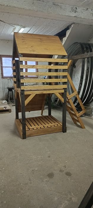 Plac zabaw dla dzieci zjeżdżalnia huśtawka ogród