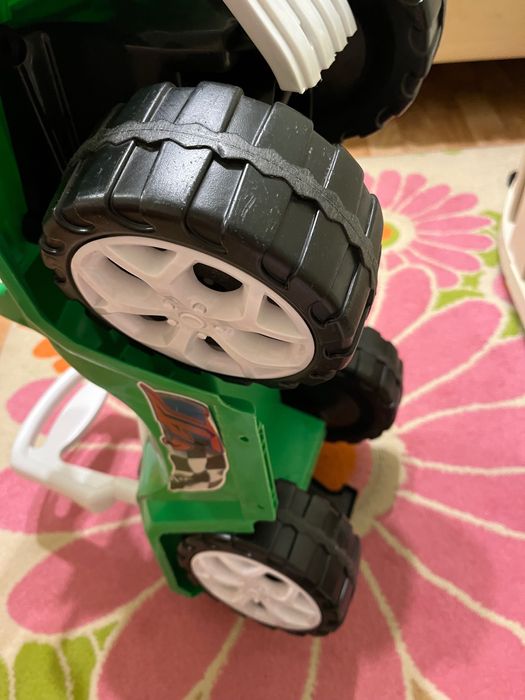 Машинка толокар зелена