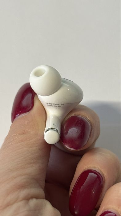 Продам правий навушник airpods pro3