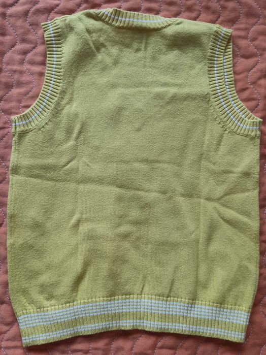 Colete Benetton amarelo gola em triângulo.