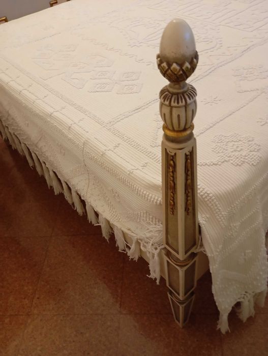 Cama Luís XIV e 2 mesas de cabeceira , em mogno branco.