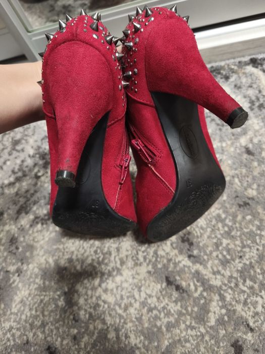 Черевики осінні червоні