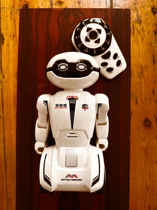 Robô SILVERLIT Macrobot a pilhas e com comando