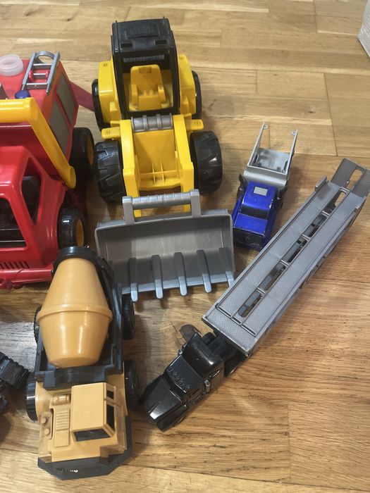 Zestaw 7 aut straż, koparka, traktor, jeep, betoniarka itd