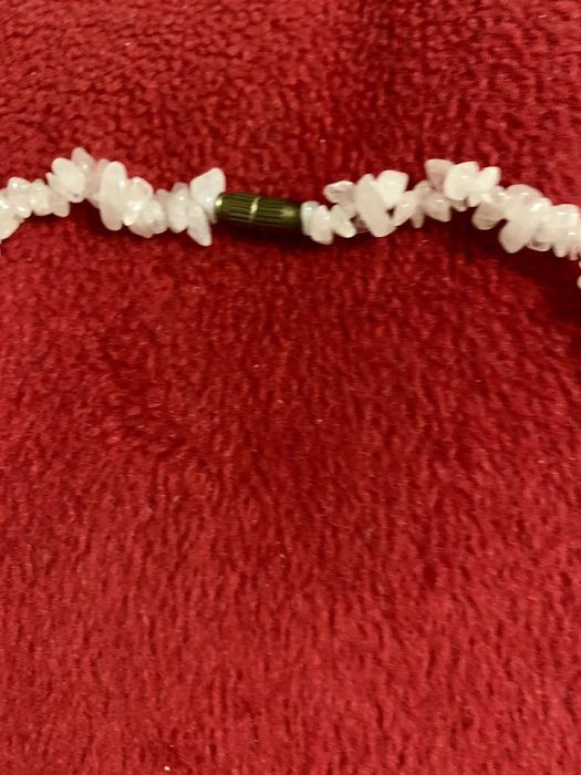 Бусы из натурального камня.
Длина-40 см.
Камень похож на сахарный квар