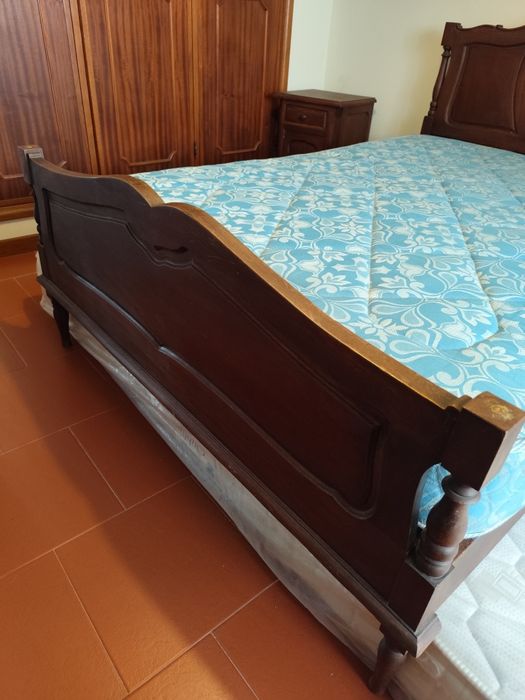Cama completa+estrado+colchão e 2mesas cabeceira