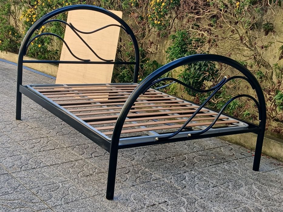 Vendo CAMA de CASAL com estrado e COLCHÃO como nova. Possibilidade de entrega