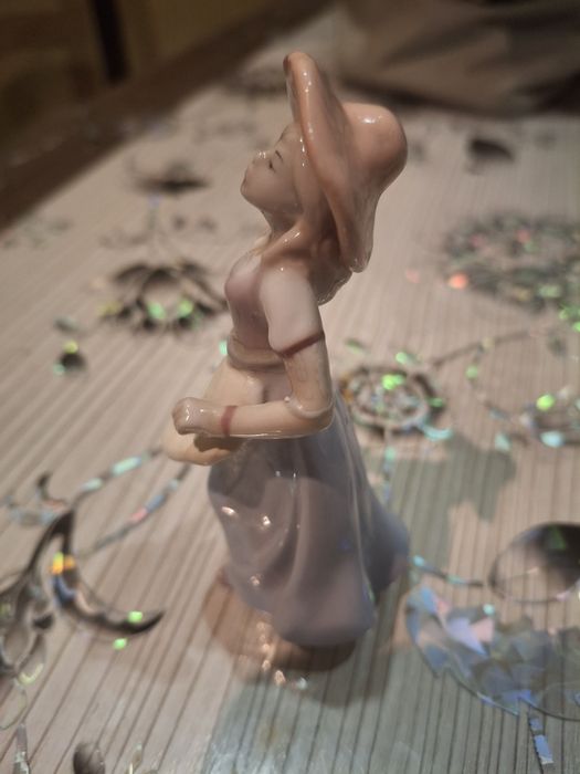 Порцелянова скульптурна фігурка" Господиня"(Pavone))"