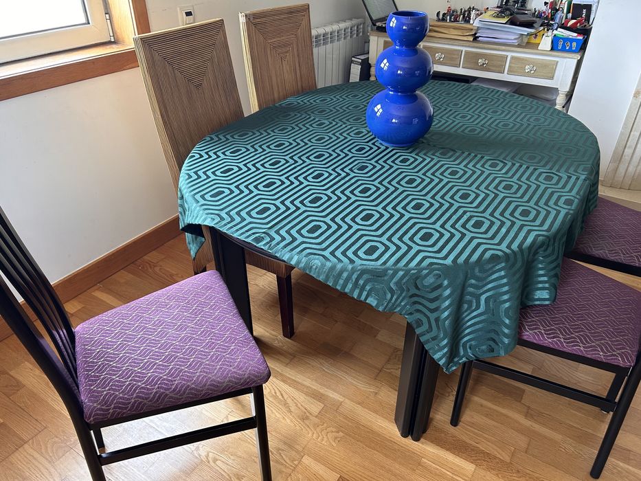 Mesa de jantar extensível e 4 cadeiras
