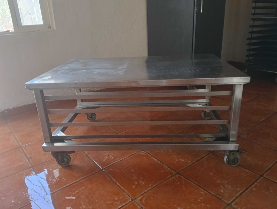 Carrinho em inox com rodas